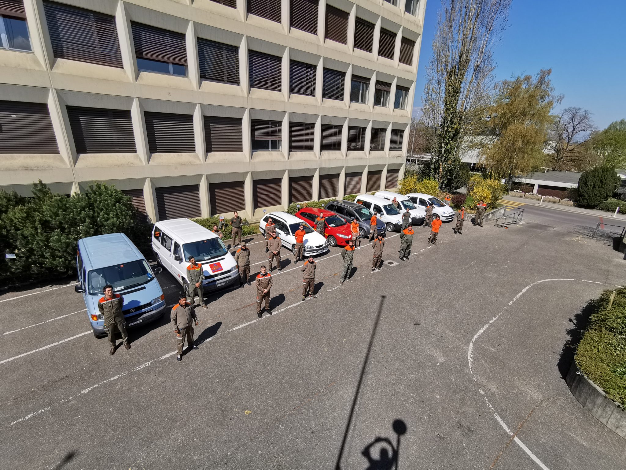 Membres de l’ORPC Valavran mobilisés devant leurs véhicules en 2020.